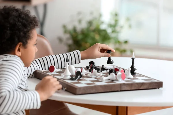 Söt Afroamerikansk Pojke Som Spelar Schack Hemma — Stockfoto