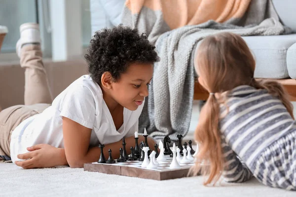 Söta Barn Som Spelar Schack Hemma — Stockfoto