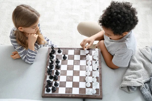 Söta Barn Som Spelar Schack Hemma — Stockfoto