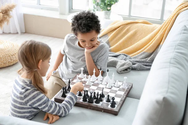 Söta Barn Som Spelar Schack Hemma — Stockfoto