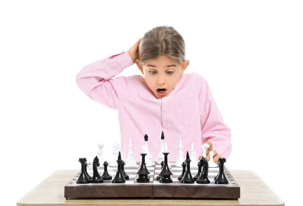 Милая Маленькая Девочка Играет Шахматы Белом Фоне — стоковое фото