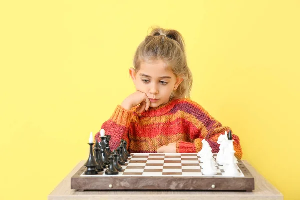Roztomilé Holčička Hraje Šachy Barevném Pozadí — Stock fotografie