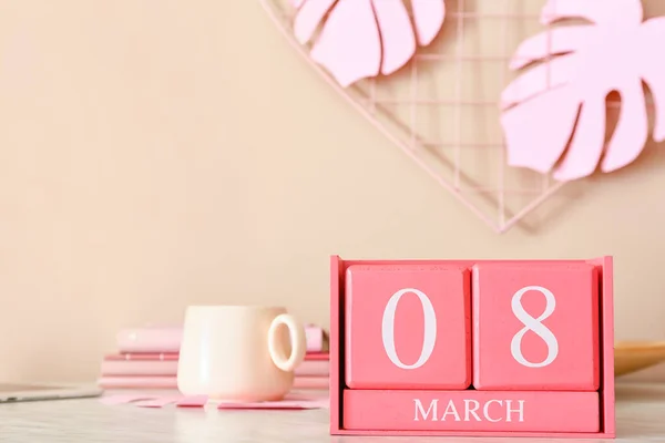 Calendrier Cubique Avec Date Mars Tasse Sur Table Dans Chambre — Photo