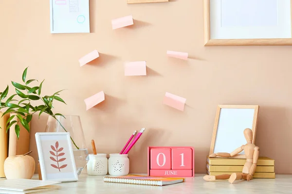 Cube Calendar Date June Books Frames Mannequin Table Room — Φωτογραφία Αρχείου