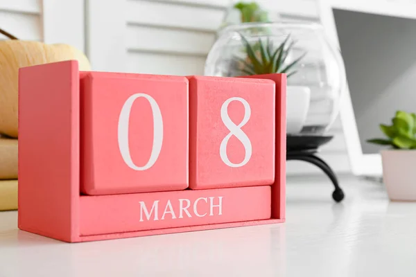 Würfelkalender Mit Datum März Und Zimmerpflanze Auf Dem Tisch Zimmer — Stockfoto