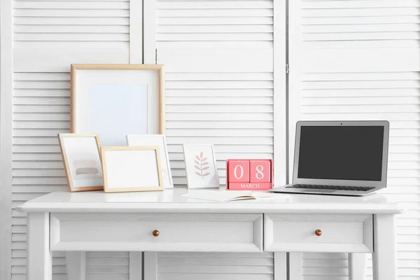 Würfelkalender Mit Datum März Rahmen Und Laptop Auf Dem Tisch — Stockfoto