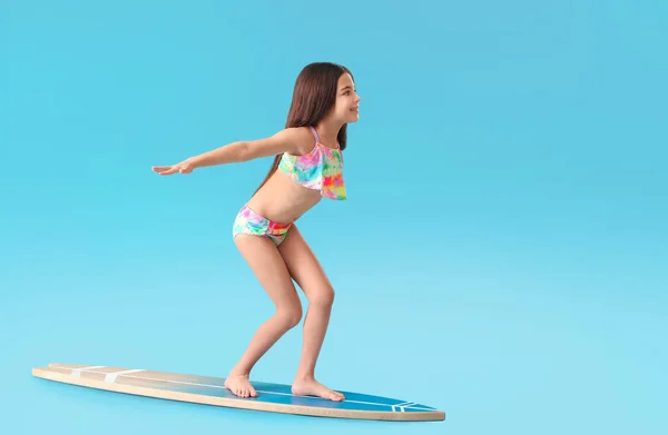Renkli Sörf Tahtası Olan Şirin Bir Kız — Stok fotoğraf