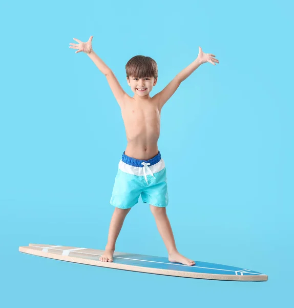 Glücklicher Kleiner Junge Mit Surfbrett Auf Farbigem Hintergrund — Stockfoto