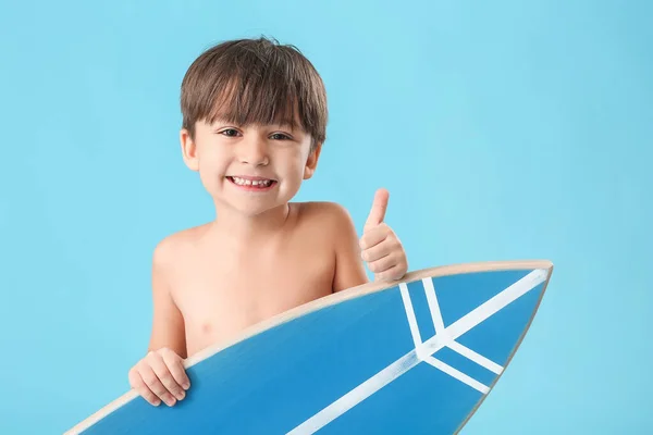 Schattig Jongetje Met Surfplank Tonen Duim Gebaar Kleur Achtergrond — Stockfoto