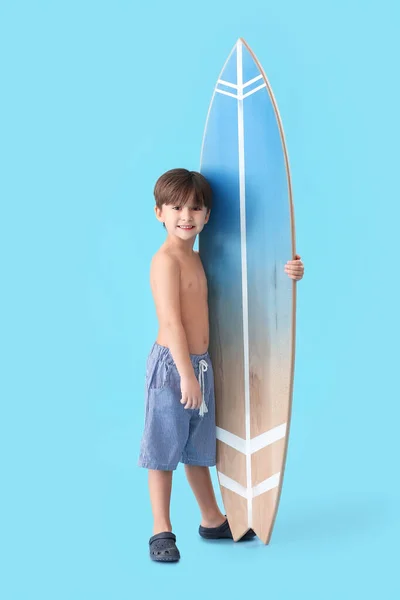 Petit Garçon Mignon Avec Planche Surf Sur Fond Couleur — Photo