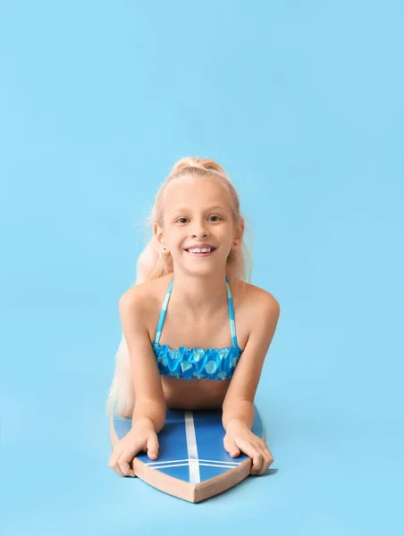 Petite Fille Mignonne Avec Planche Surf Sur Fond Couleur — Photo