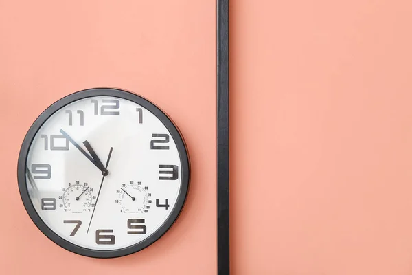 Stilvolle Uhr Hängt Der Wand — Stockfoto