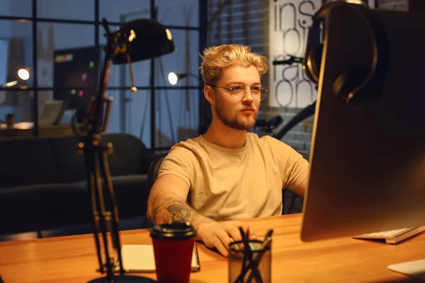 Male Programmer Working Computer Late Evening — Stock Photo, Image