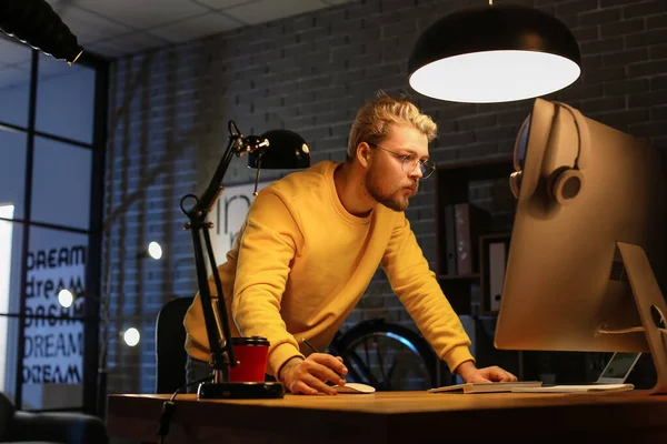 Male Programmer Working Computer Late Evening — Stock Photo, Image