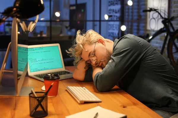 Genç Programcı Geceleri Ofiste Uyuyor — Stok fotoğraf