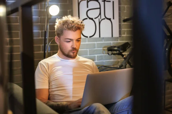 Young Man Working Laptop Late Evening — Stock Photo, Image