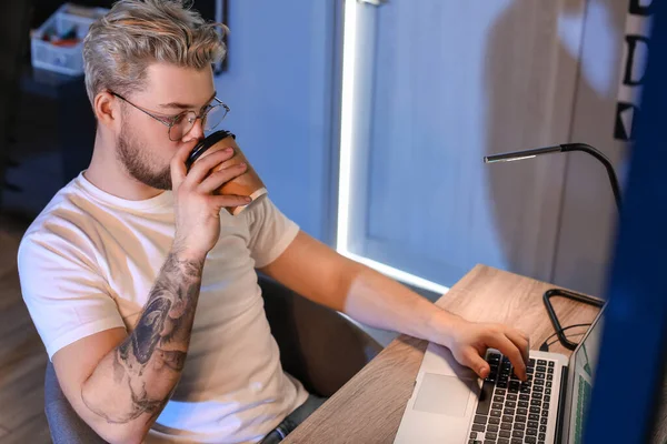 Young Man Drinking Coffee While Working Laptop Late Evening — Stock Photo, Image