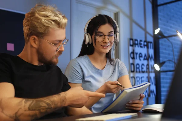 Jovens Programadores Trabalhando Escritório Noite — Fotografia de Stock