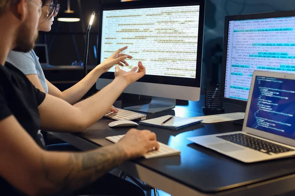 Junge Programmierer Arbeiten Nachts Computer Büro — Stockfoto