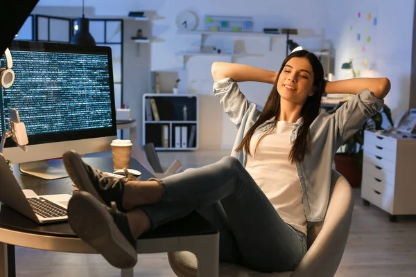 Жінка Програмістка Розслабляється Офісі Вночі — стокове фото