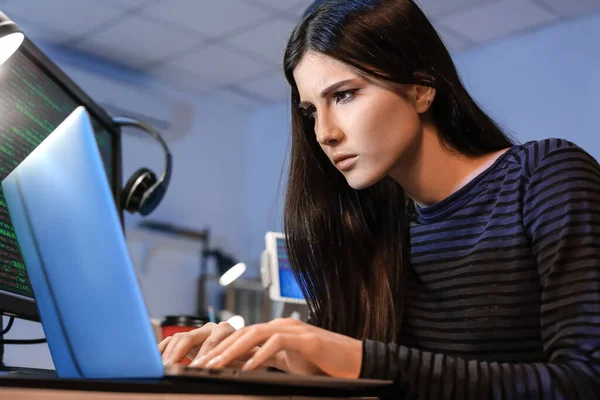 Vrouwelijke Programmeur Werkt Nachts Met Laptop Kantoor — Stockfoto