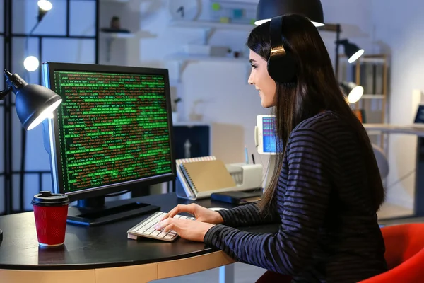 Female Programmer Working Computer Office Night — Stock Photo, Image