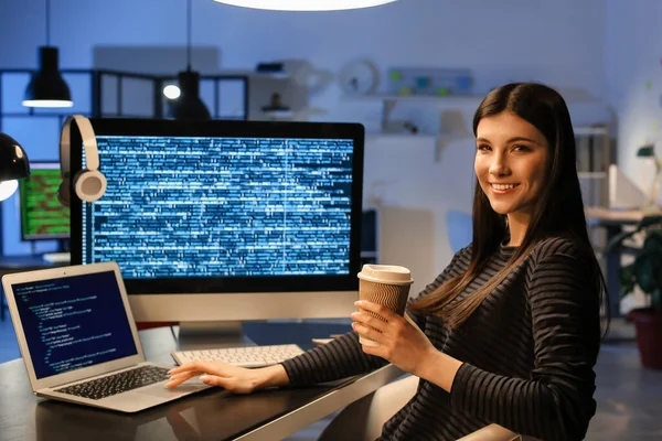 Жінка Програмістка Працює Ноутбуком Вночі — стокове фото