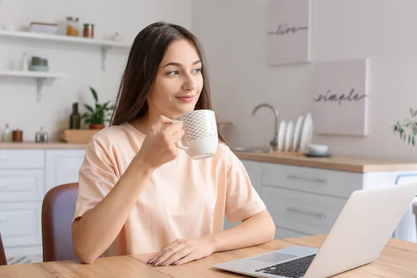 Junge Frau Trinkt Tee Küche — Stockfoto