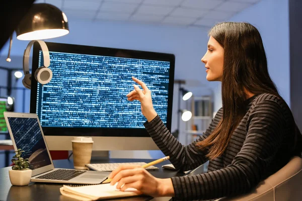 Programador Feminino Trabalhando Com Laptop Escritório Noite — Fotografia de Stock