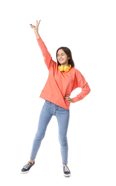 Mujer Joven Con Auriculares Que Muestran Gesto Victoria Sobre Fondo —  Fotos de Stock