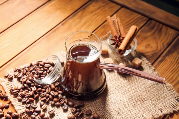 Potje Met Hete Turkse Koffie Bonen Houten Ondergrond — Stockfoto