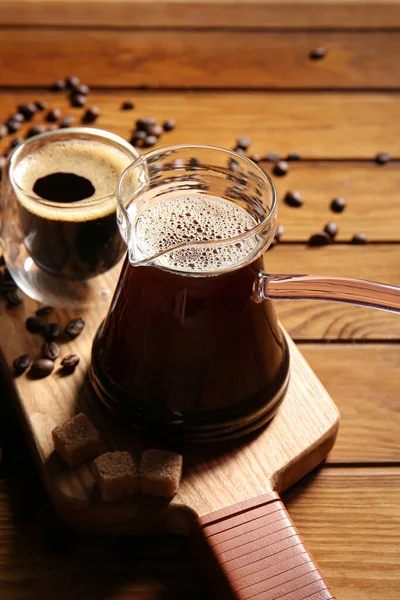 Pot Kopje Hete Turkse Koffie Met Bonen Houten Ondergrond — Stockfoto