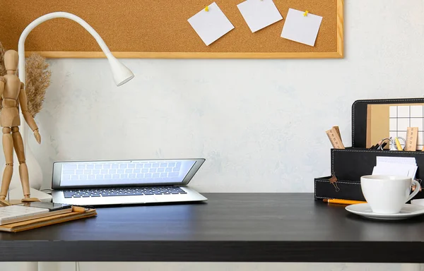 Moderne Werkplek Met Laptop Bij Lichtmuur — Stockfoto