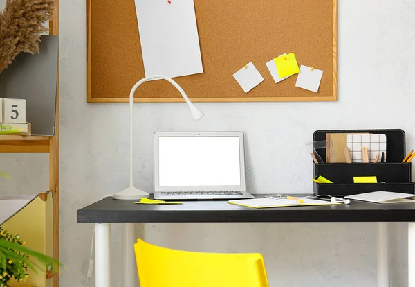 Moderner Arbeitsplatz Mit Laptop Nahe Lichtwand — Stockfoto