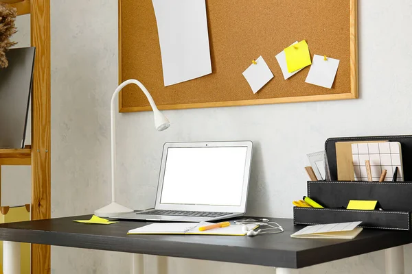 Moderner Arbeitsplatz Mit Laptop Nahe Lichtwand — Stockfoto