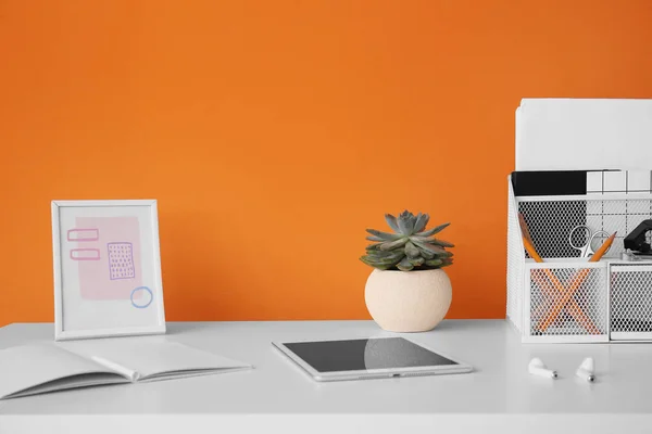 Modern Workplace Tablet Computer Color Wall — Stock Photo, Image