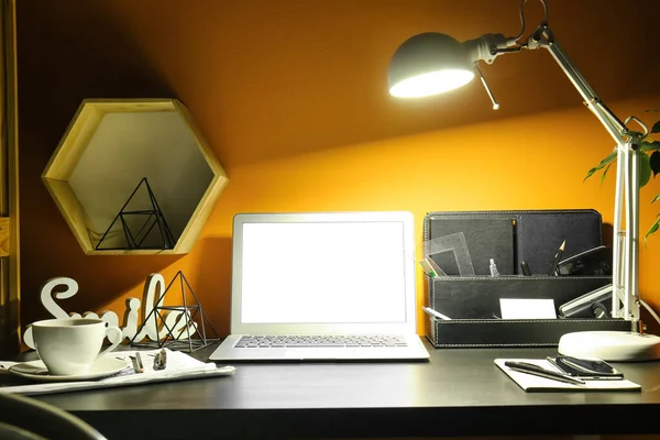 Moderner Arbeitsplatz Mit Laptop Und Glühender Lampe Der Nähe Der — Stockfoto