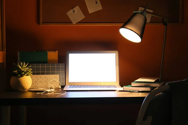 Nowoczesne Miejsce Pracy Laptopem Świecącą Lampą Ciemnym Pomieszczeniu — Zdjęcie stockowe