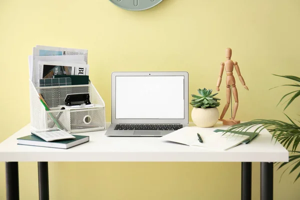 Modern Workplace Laptop Color Wall — Stock Photo, Image