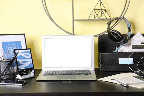 Modern Workplace Laptop Color Wall — Stock Photo, Image