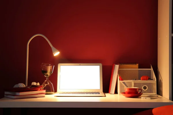 Modern Arbetsplats Med Laptop Och Glödande Lampa Nära Färg Vägg — Stockfoto