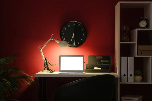 Modern Workplace Laptop Glowing Lamp Dark Room — Stock Photo, Image