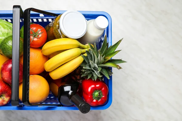 Warenkorb Mit Lebensmitteln Auf Weißem Hintergrund — Stockfoto