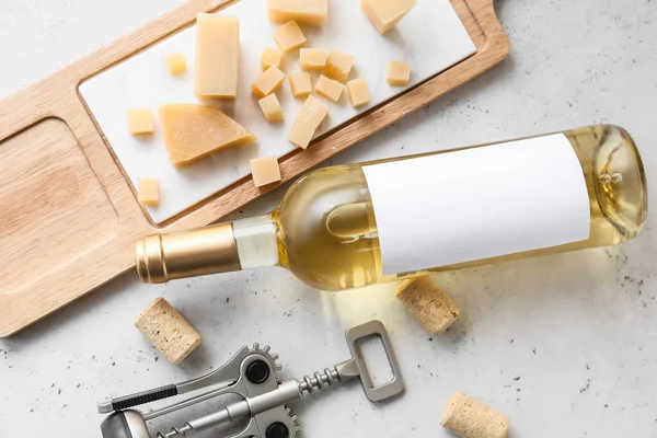 Flasche Erlesener Wein Käse Und Korkenzieher Auf Hellem Tisch — Stockfoto