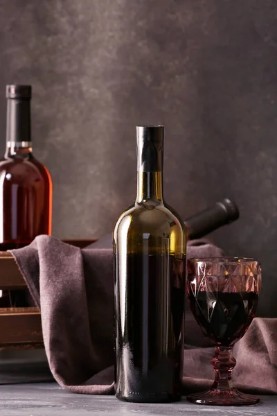 Flaska Utsökt Vin Och Glas Mörk Bakgrund — Stockfoto