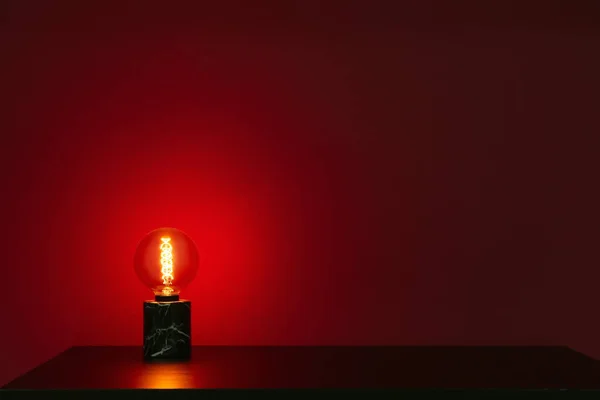 Glödlampa Bord Mörkrum — Stockfoto