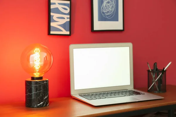 Glowing Lamp Laptop Table Color Wall — Stock Photo, Image