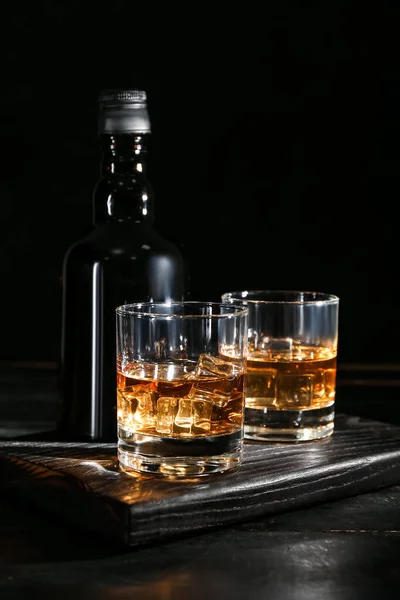 Bottiglia Bicchieri Whisky Freddo Sfondo Legno Scuro — Foto Stock