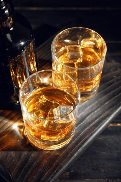 Butelka Szklanki Zimnej Whisky Ciemnym Drewnianym Tle — Zdjęcie stockowe