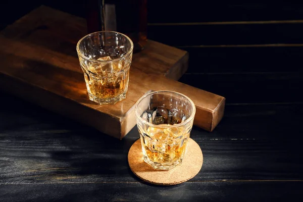 Bicchieri Whisky Freddo Sfondo Legno Scuro — Foto Stock